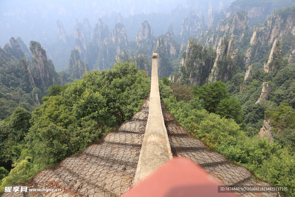 俯瞰山间栈道与奇峰
