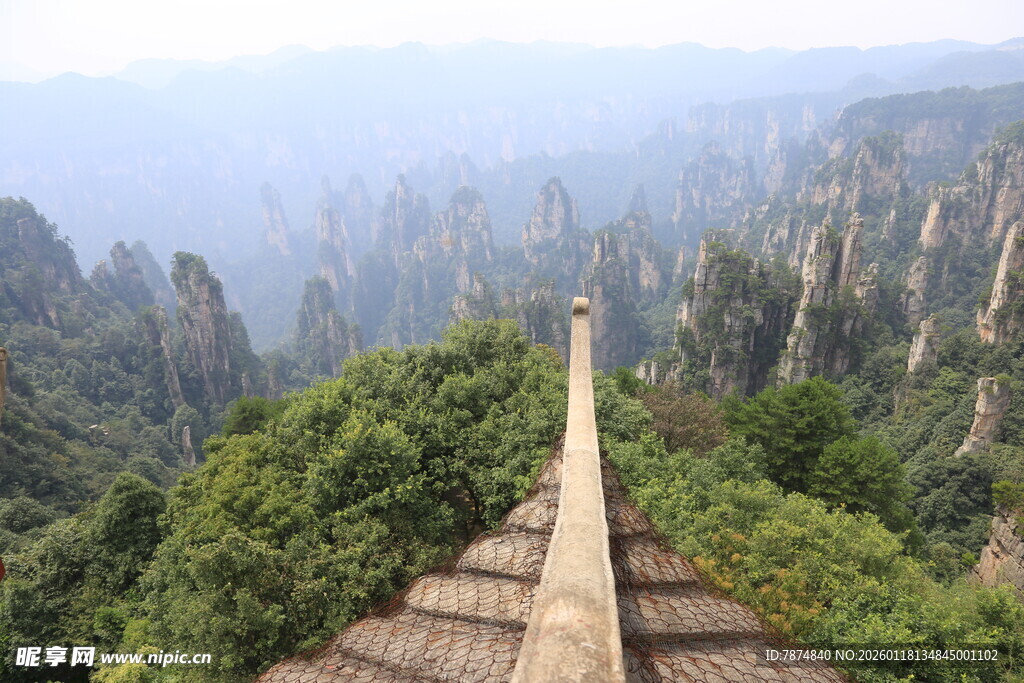 俯瞰奇峰罗列的壮丽山景