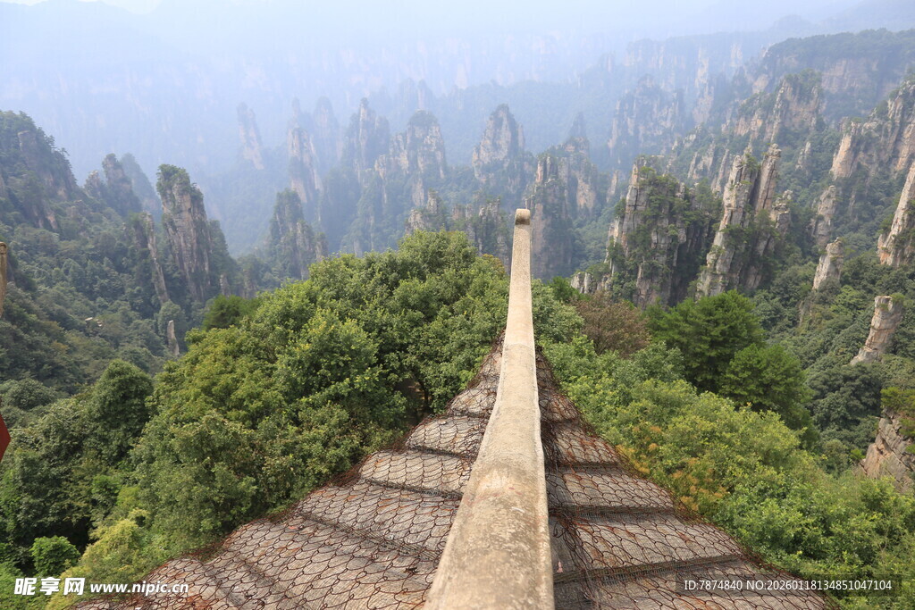 俯瞰张家界奇峰观景台