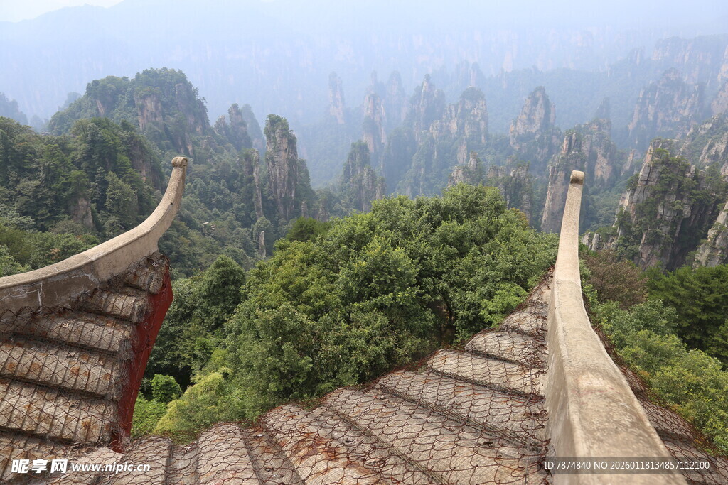 俯瞰山间古建筑与壮丽峰景