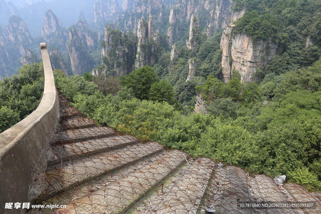 山间石阶 览巍峨壮丽风光
