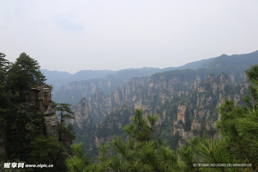 壮丽奇峰山林景观