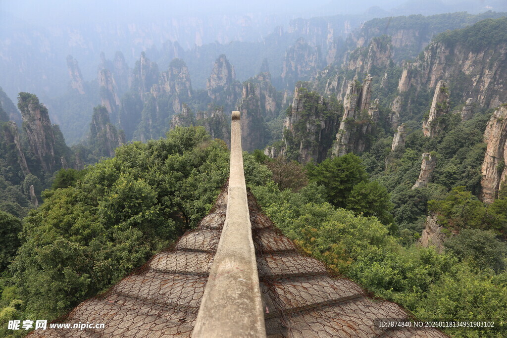 俯瞰张家界奇峰观景台