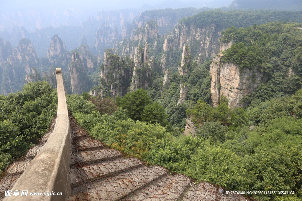 张家界奇峰间的石阶美景