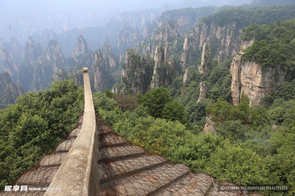 张家界奇峰间的石阶景观