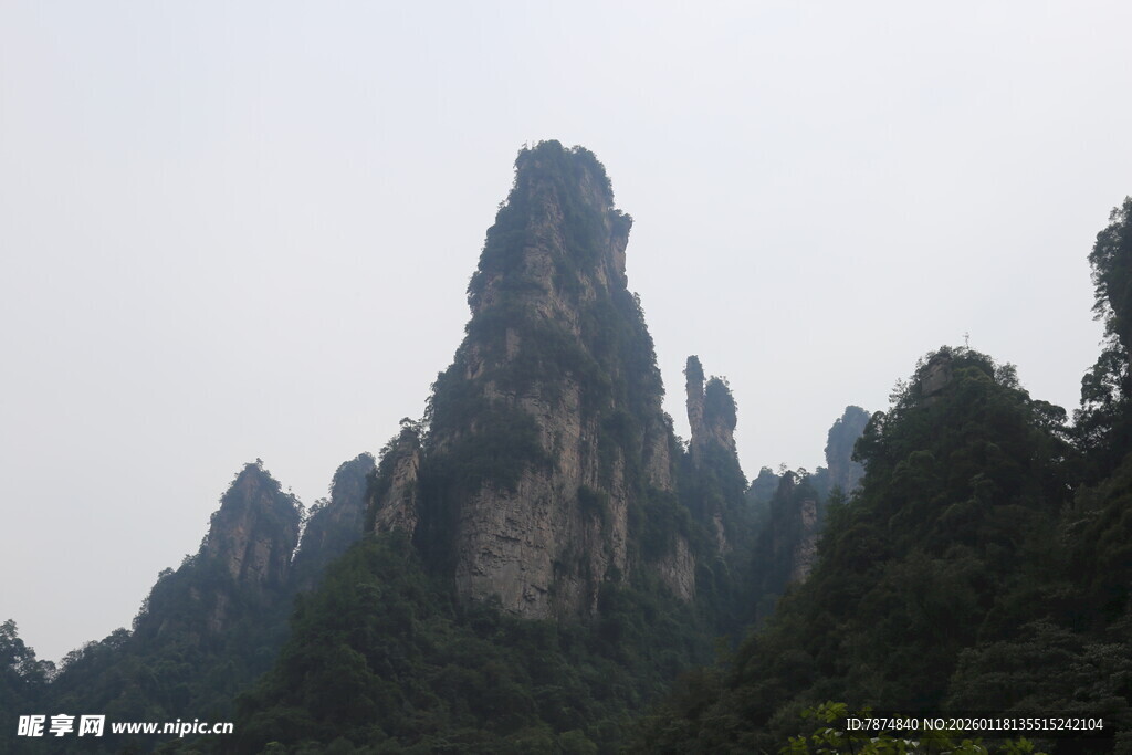 奇峰耸立的壮丽山景