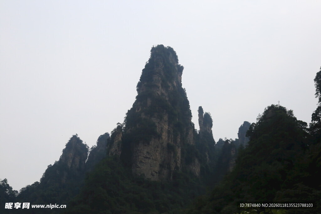 奇峰耸立的壮美山峦