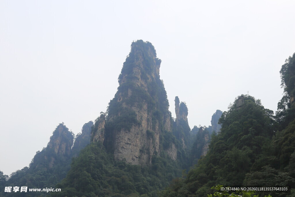 奇峰耸立的壮美山林景观