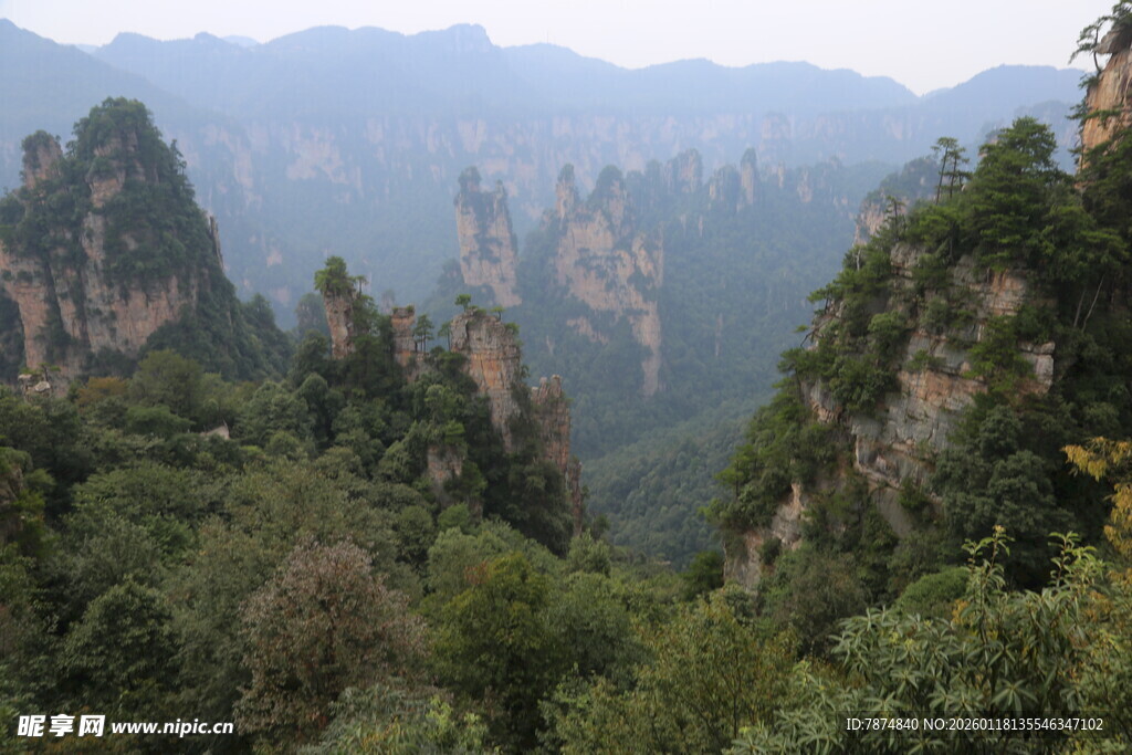 壮美奇峰山林景观