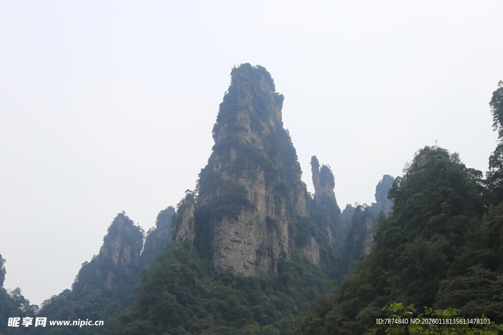 奇峰耸立的壮美山峦景观