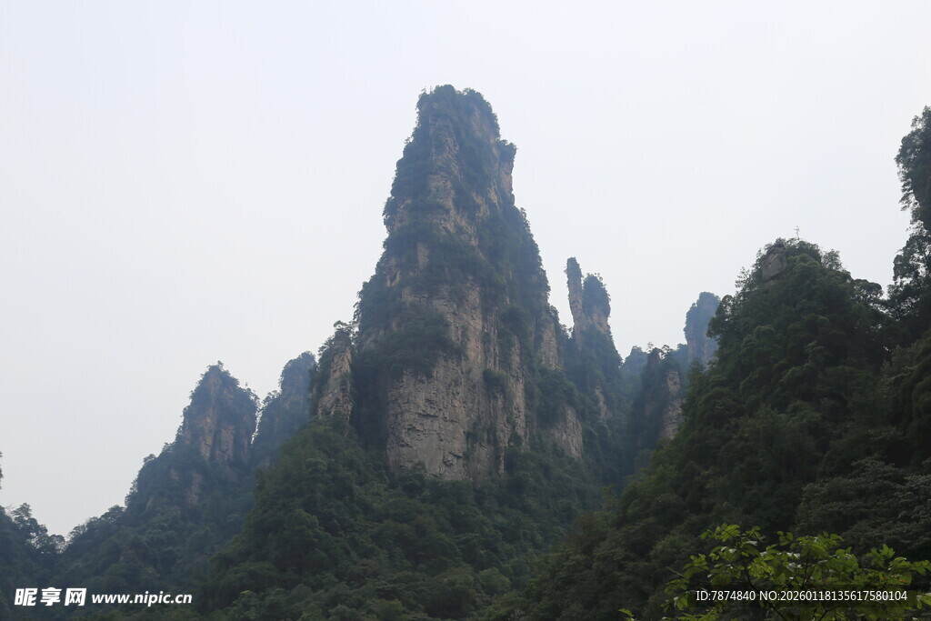 奇峰耸立的壮丽山景