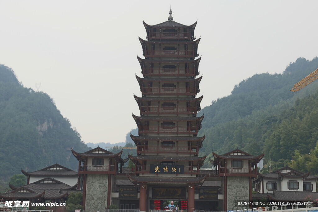 古朴塔楼屹立山水间