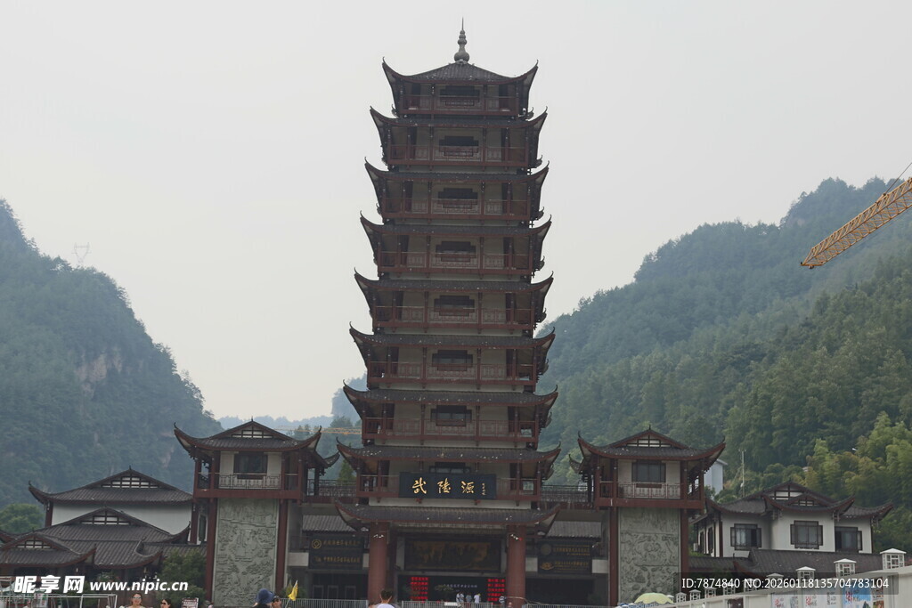 古朴多层宝塔 山间独特景致