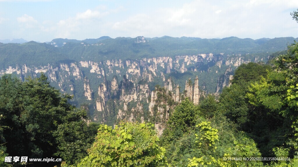 山林间俯瞰城市景观