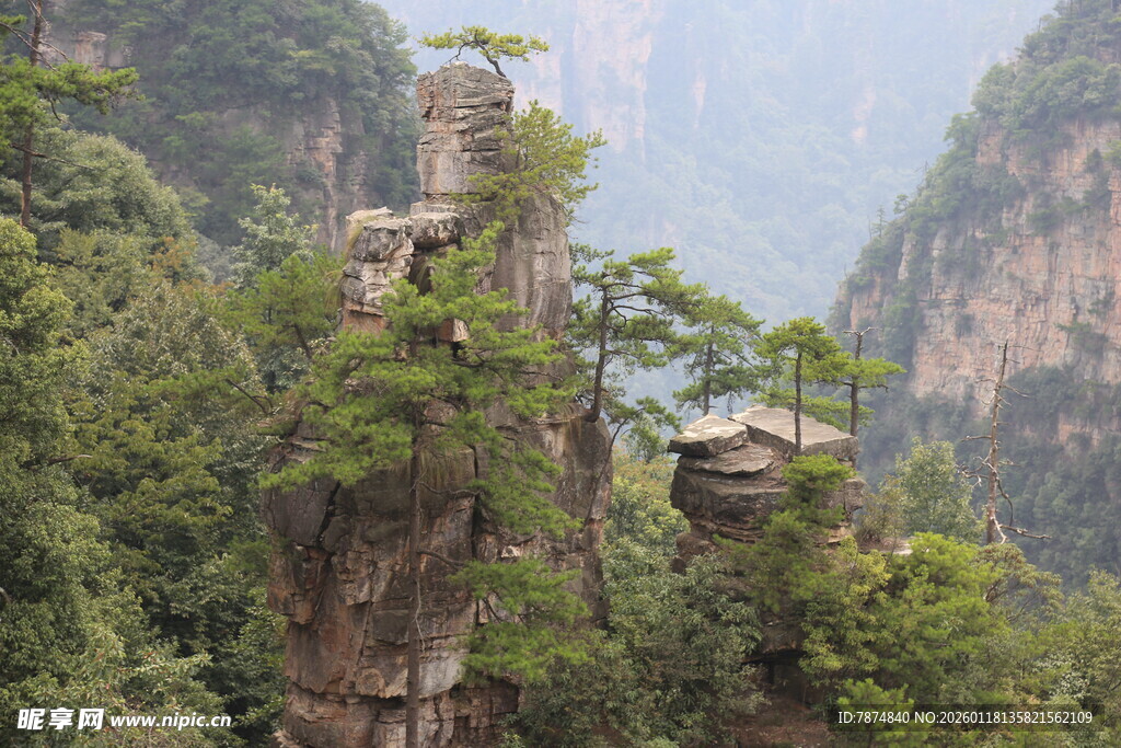 奇峰上的古朴建筑