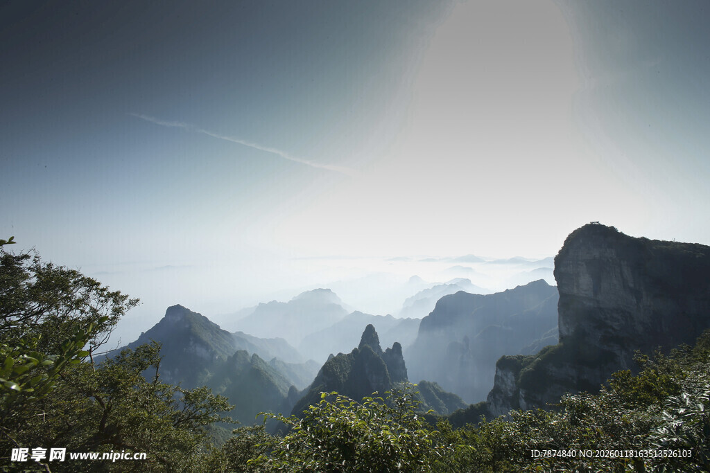 壮丽山峦间的自然美景