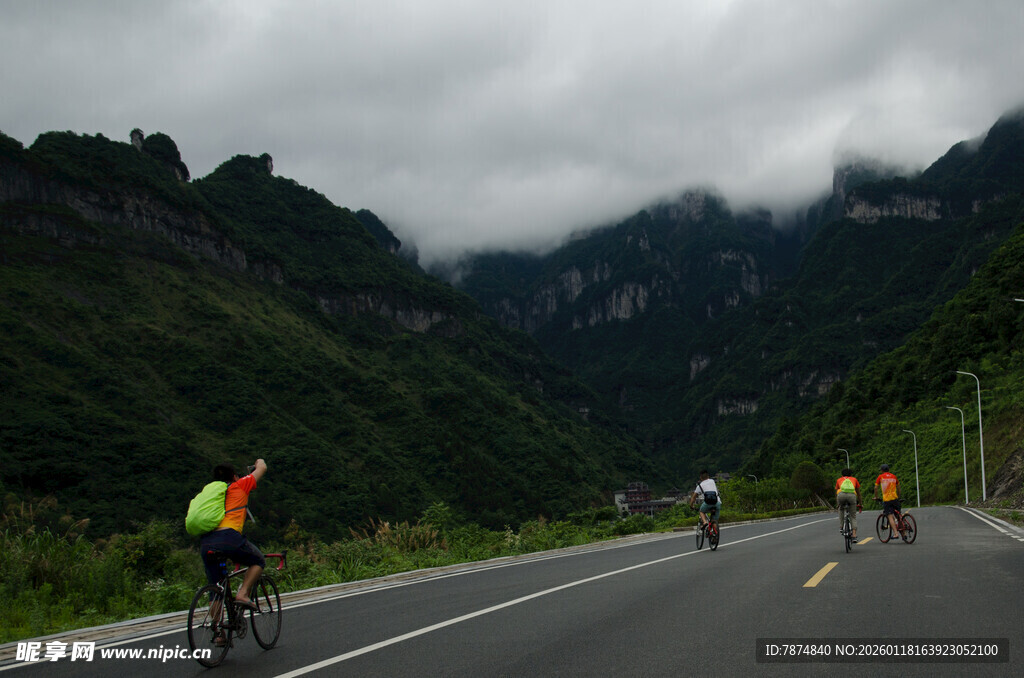 山间公路骑行者
