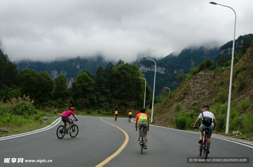 公路骑行者穿梭山间美景