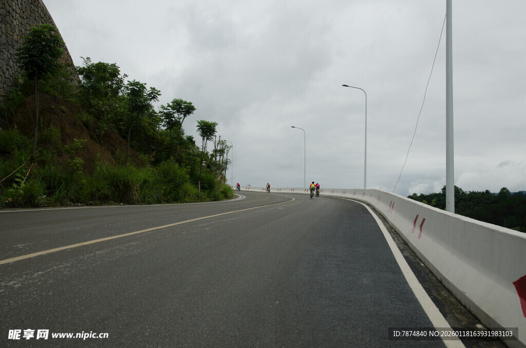 空旷公路延伸向远方