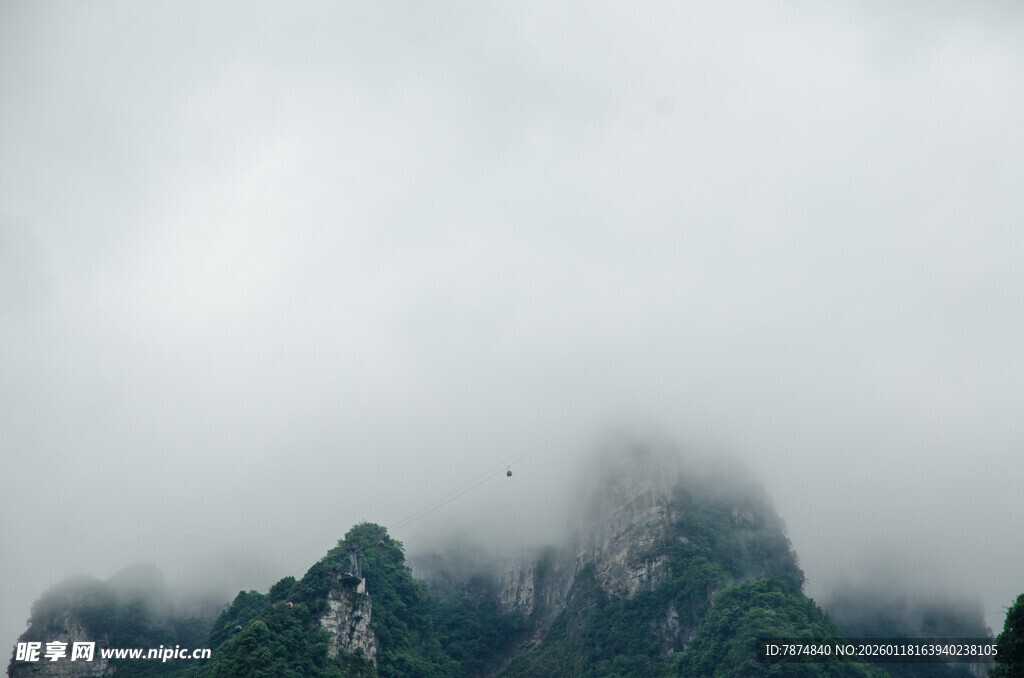 云雾缭绕的秀丽山峰