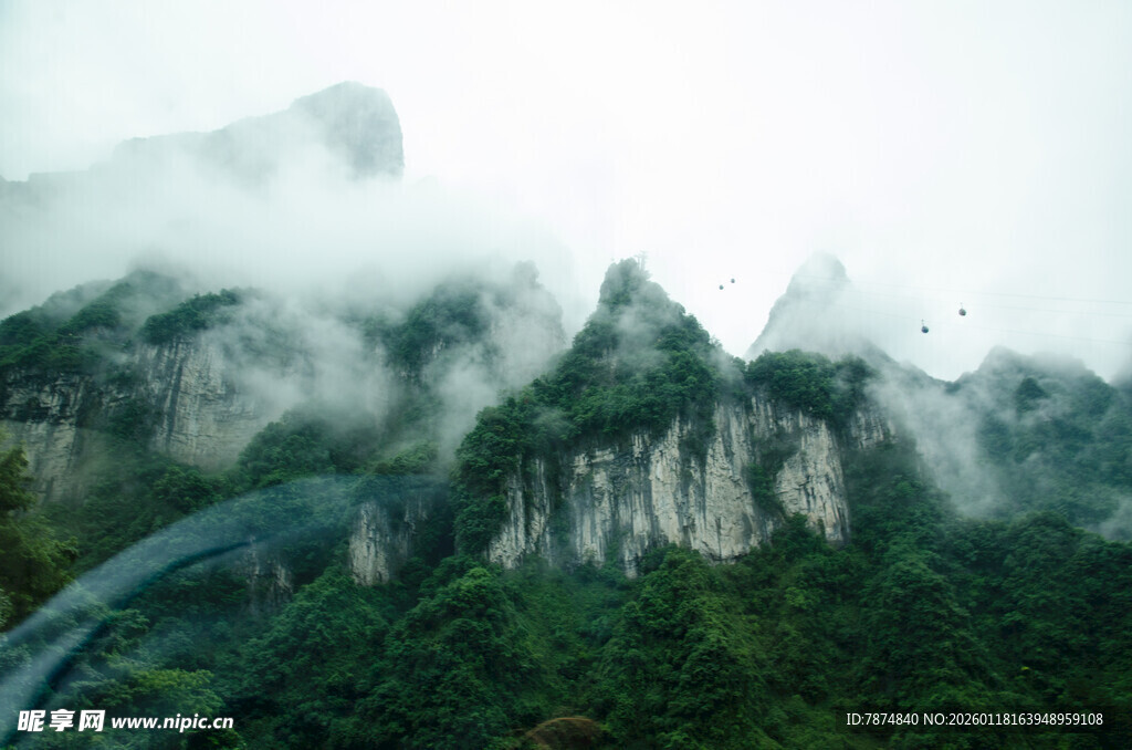 云雾缭绕的壮美山峦景观