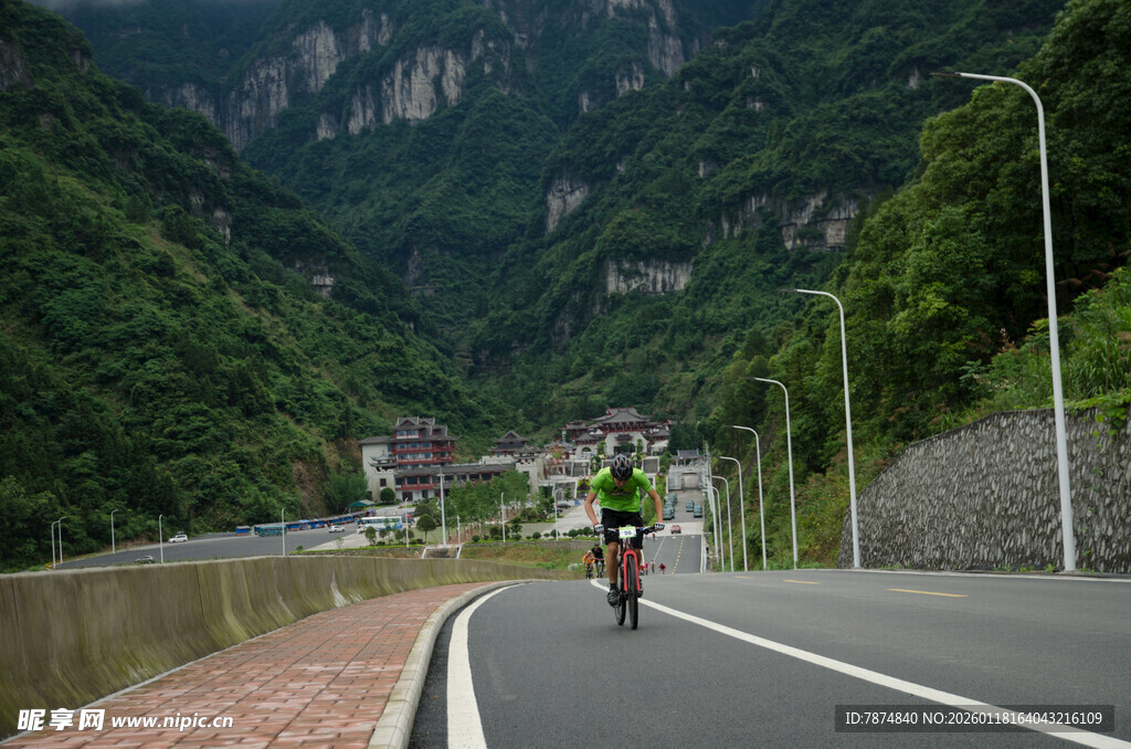 山间公路骑行者