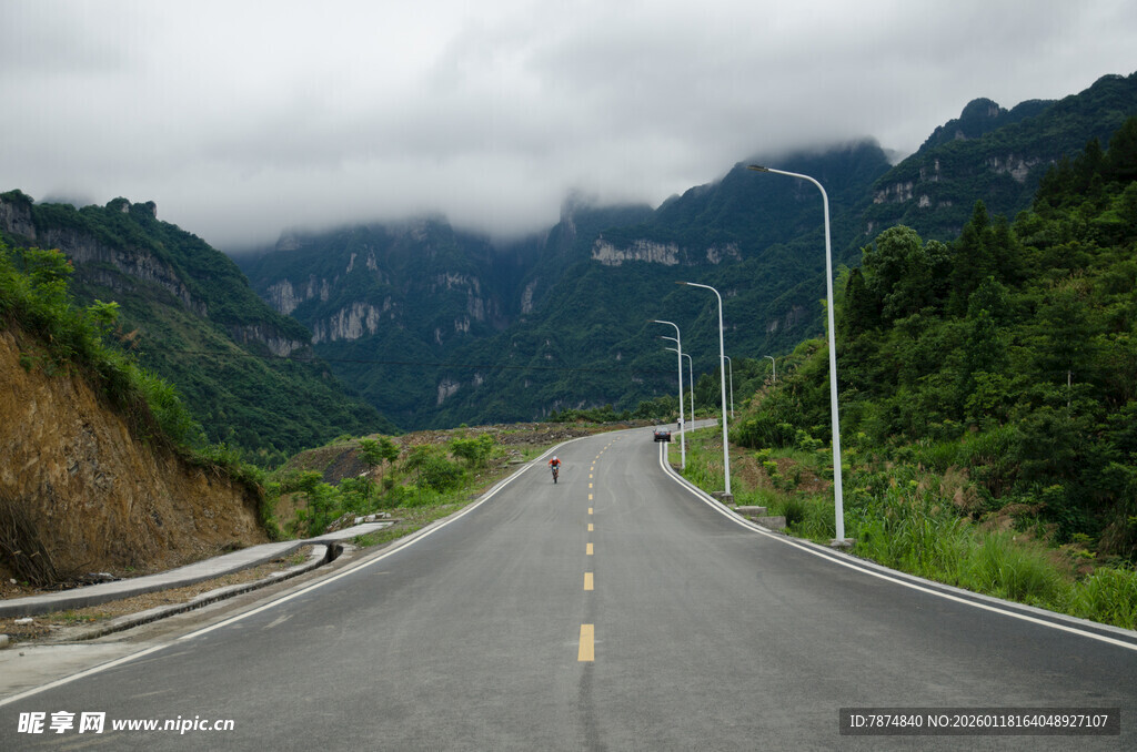 山间公路延伸向远方