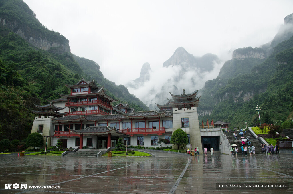 山间中式建筑 云雾缭绕