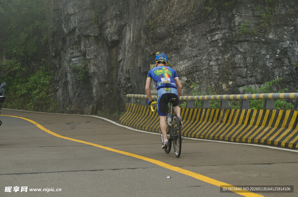 骑行者在山间公路奋力骑行