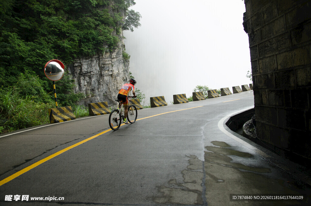 雨中公路骑行者