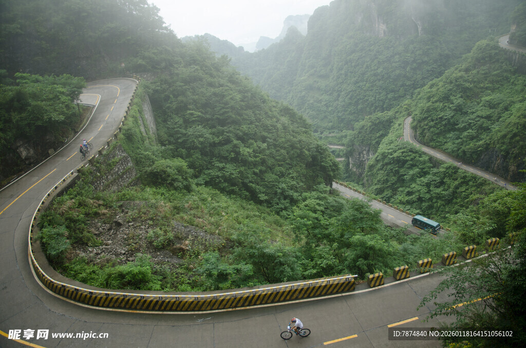 山间蜿蜒公路 绿意盎然