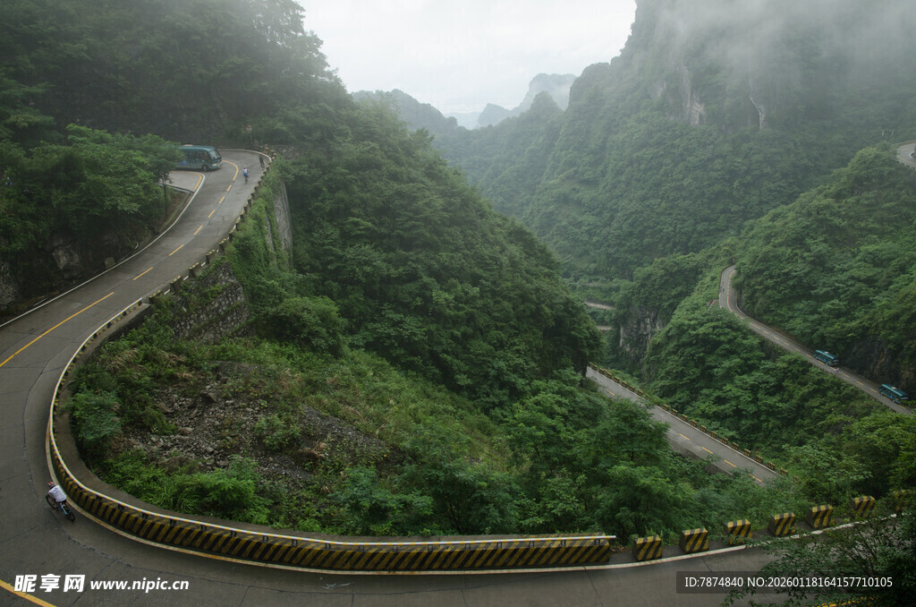 山间蜿蜒公路美景