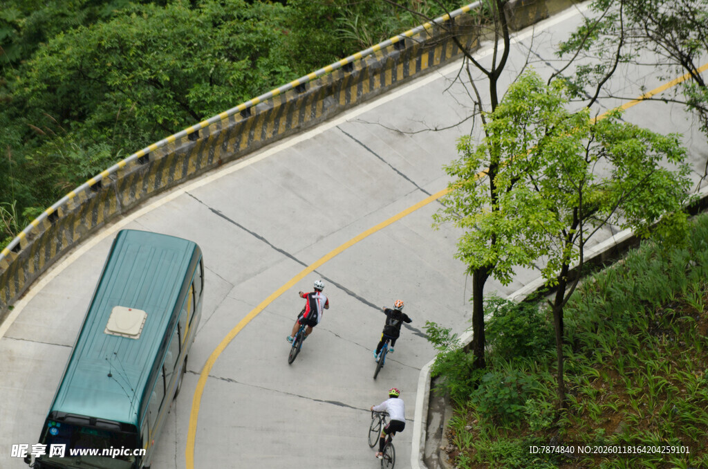 公路上的车辆与行人