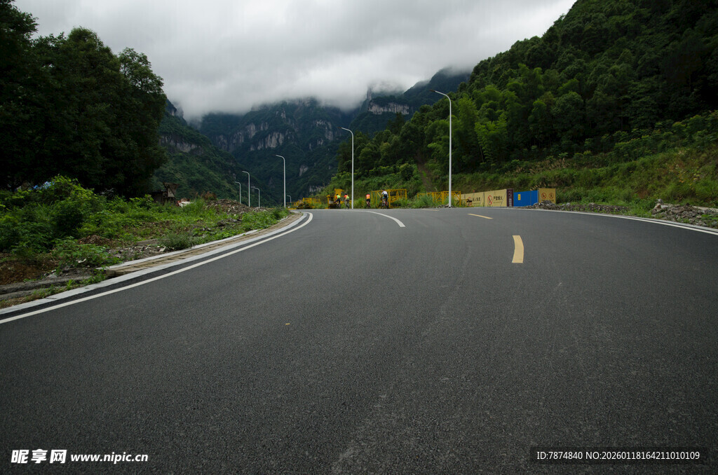 山间公路 开启自然之旅