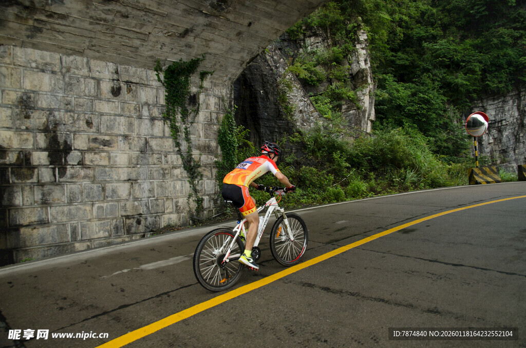 公路骑行者穿行山间隧道