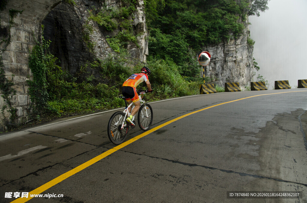 公路骑行者穿行山间隧道