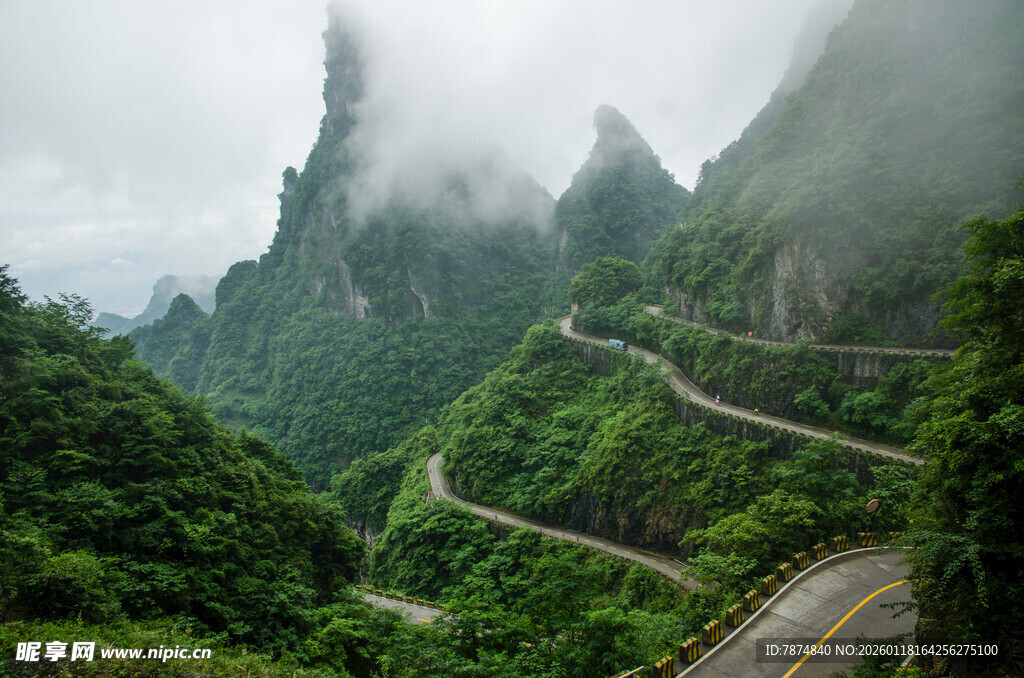 山间云雾缭绕的蜿蜒公路
