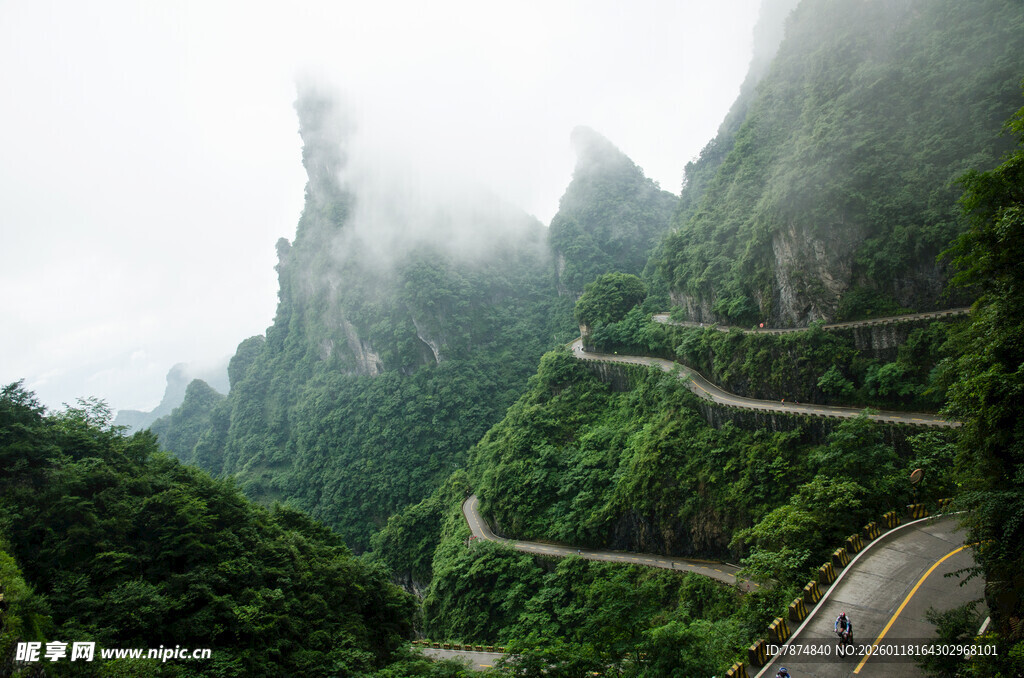 山间云雾缭绕的蜿蜒公路