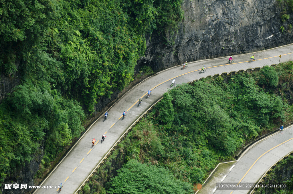 山间蜿蜒公路风景如画