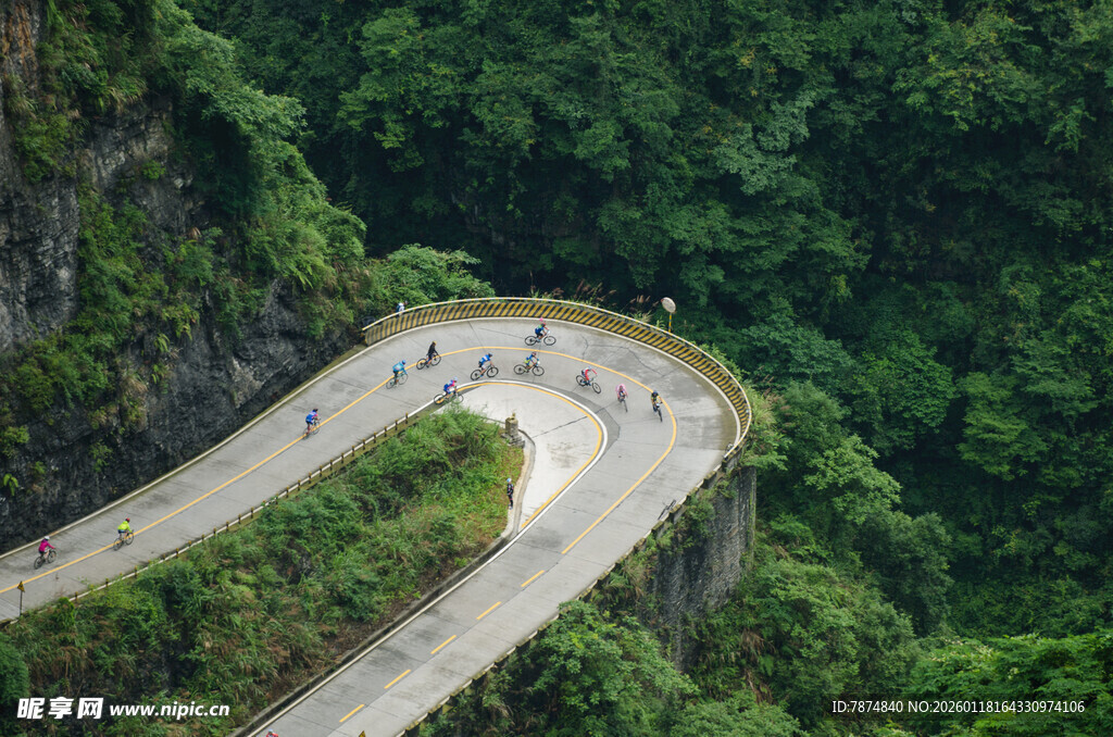 山间蜿蜒公路行人漫步