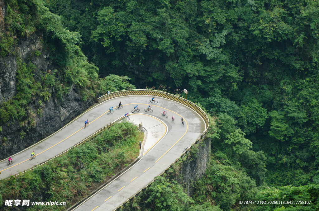 山间蜿蜒公路美景