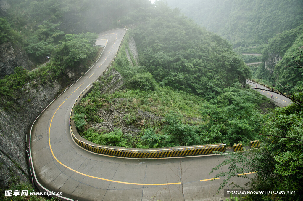 山间蜿蜒公路 绿意环绕