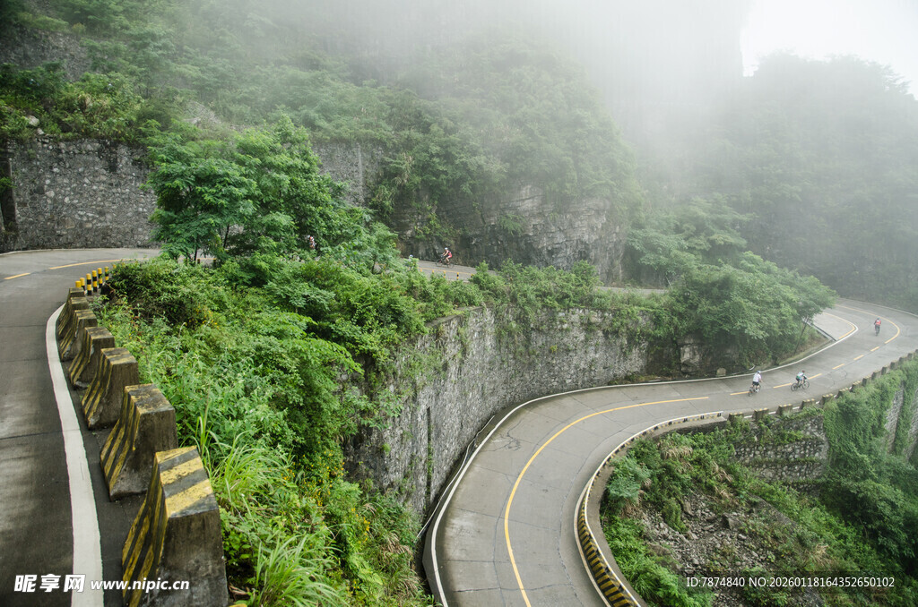 山间云雾缭绕的蜿蜒公路