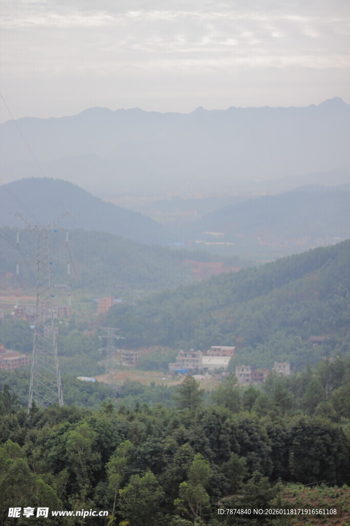 山峦叠翠间的绿意景致