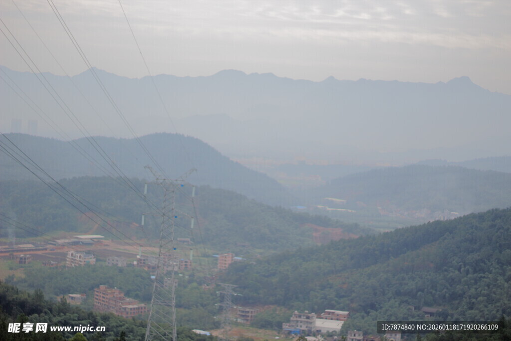 山峦叠翠的乡村景致
