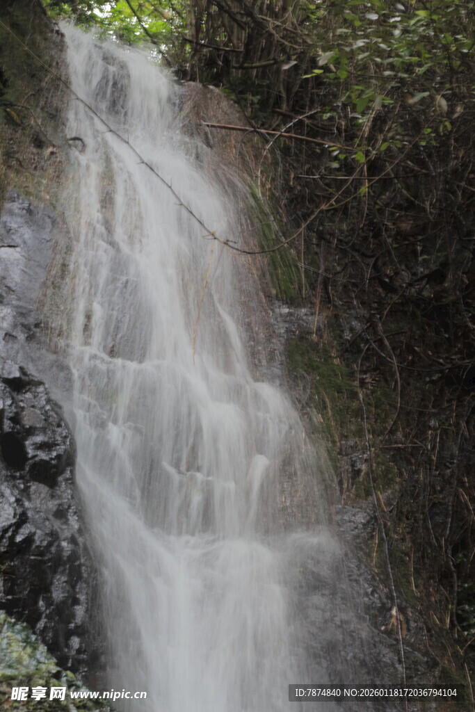 山间清澈小瀑布美景