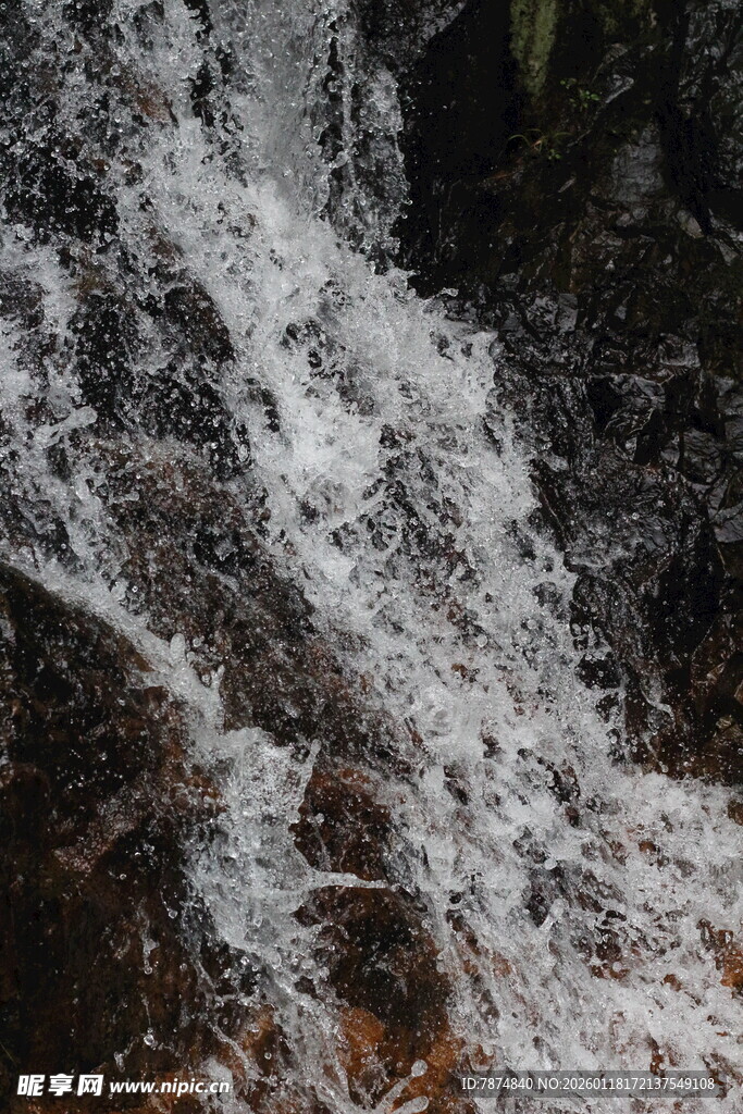 山间溪流瀑布景观