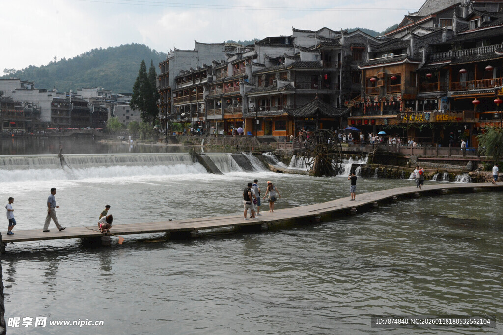 湘西凤凰古城河畔风景
