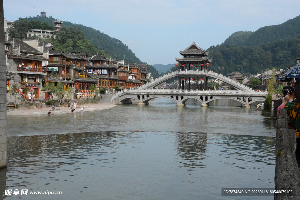 古桥横跨山水间的美景
