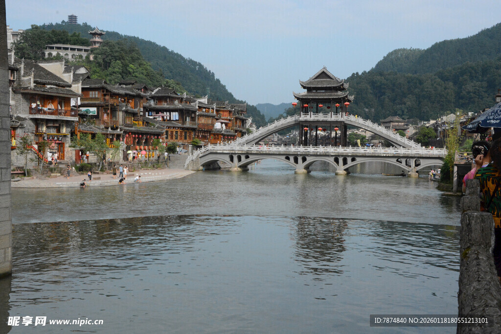 古桥横跨山水间的美景